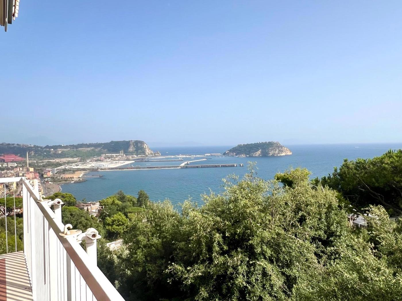Quadrilocale arredato in affitto a Pozzuoli