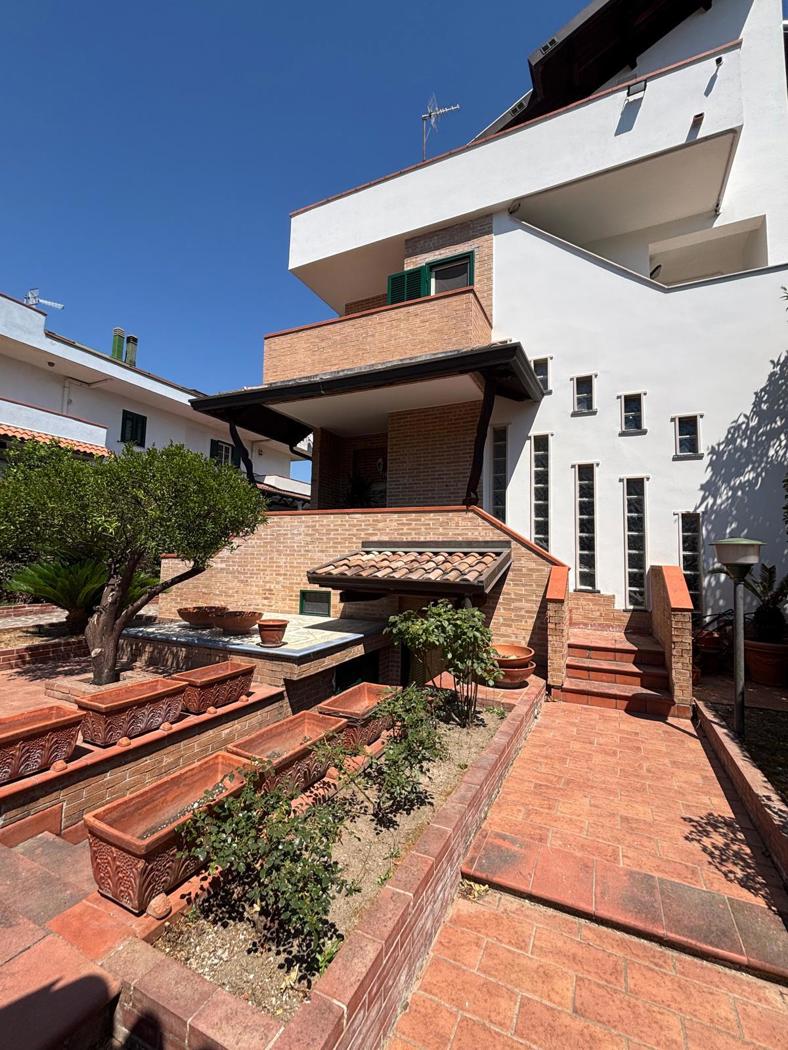 Villa arredata in affitto a Giugliano in Campania