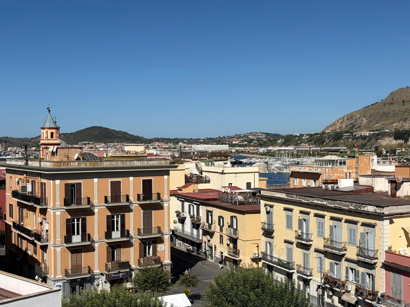 Quadrilocale arredato in affitto a Pozzuoli