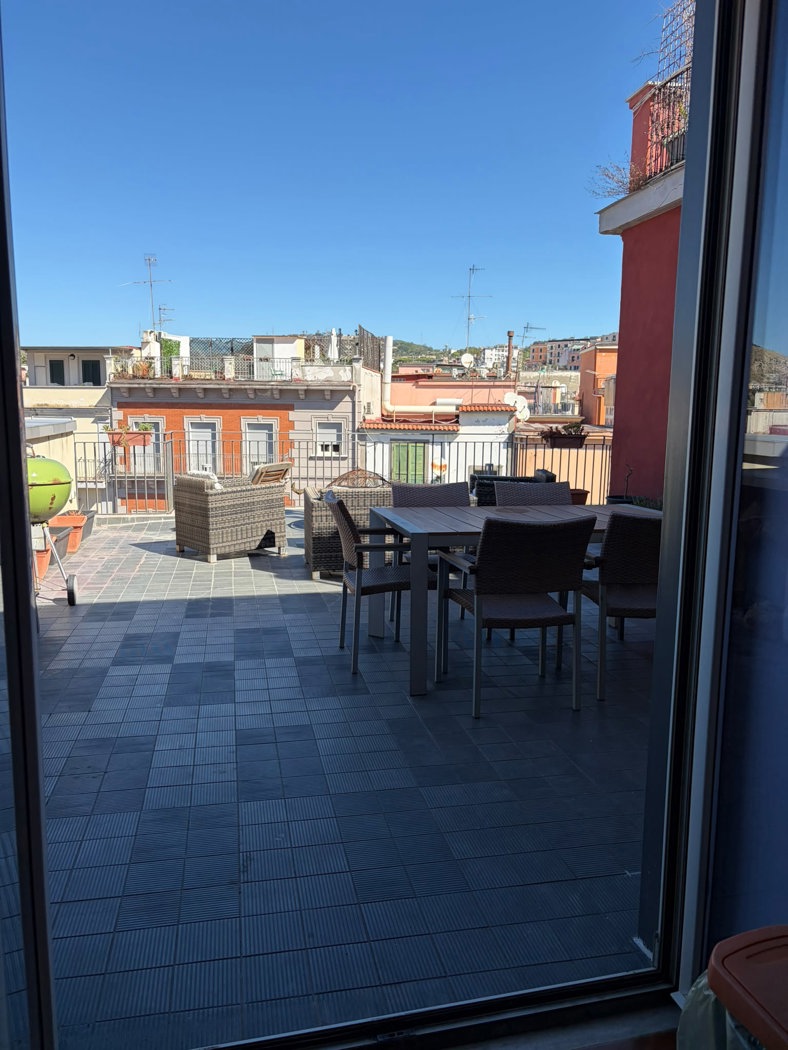 Quadrilocale arredato in affitto a Pozzuoli