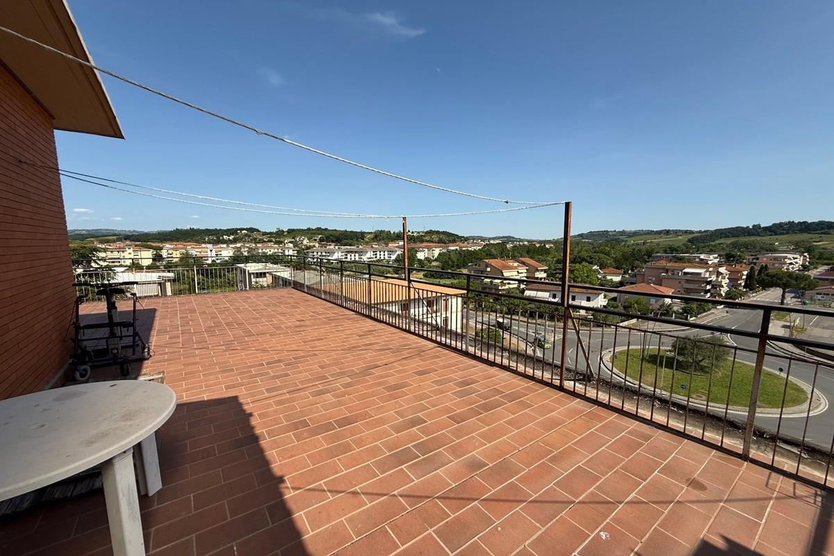 Attico con terrazzo a Certaldo