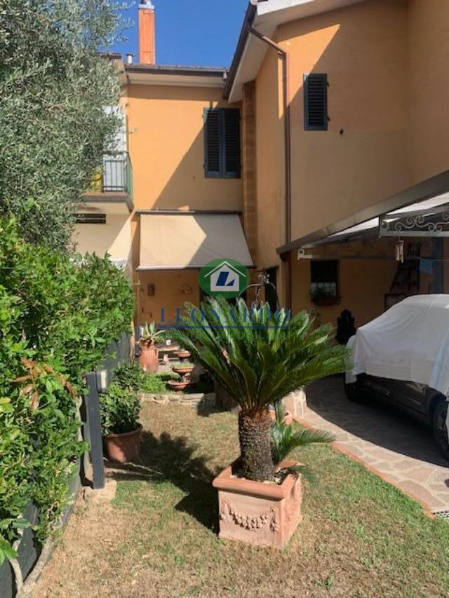 Casa indipendente con giardino, Massa e Cozzile margine coperta