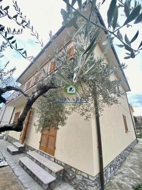 Villa con giardino, Massa e Cozzile margine coperta
