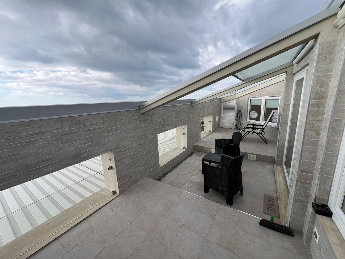 Attico con terrazzo, Cecina marina