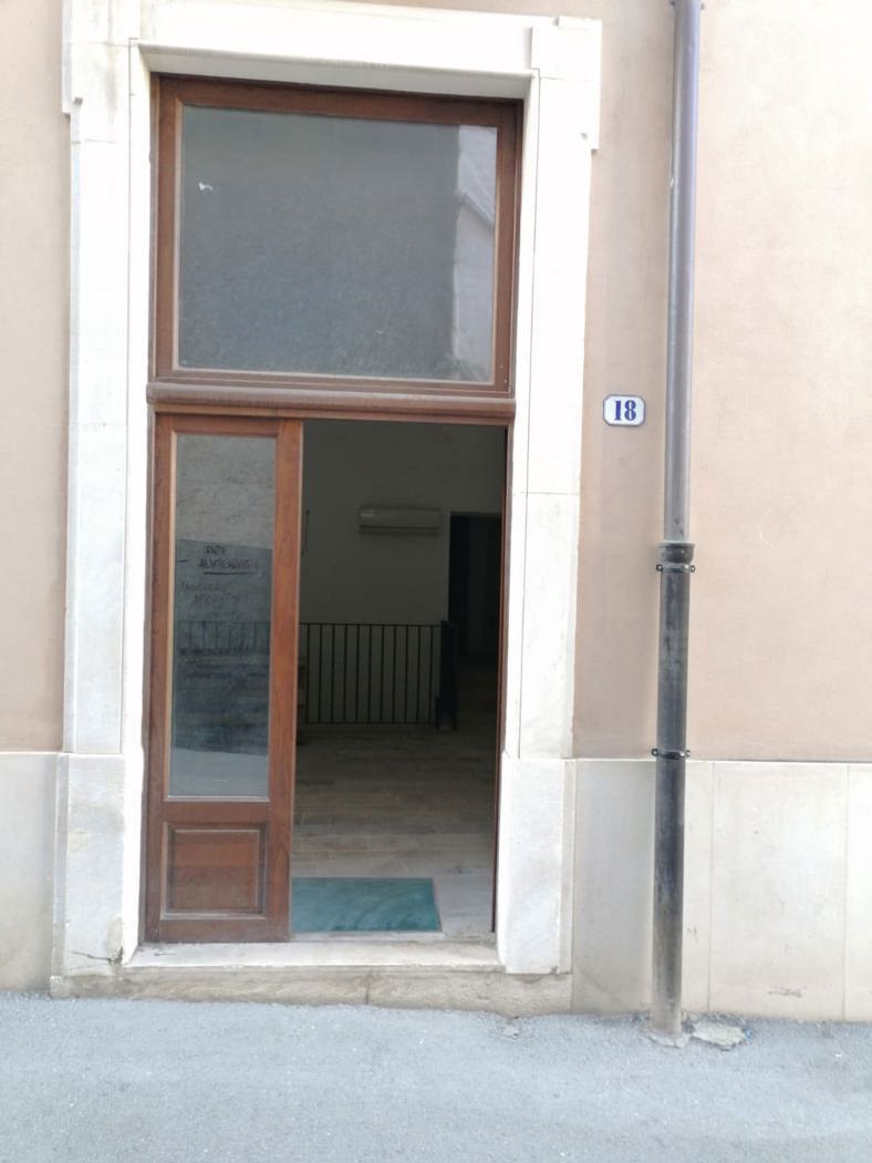 Negozio in affitto a L'Aquila