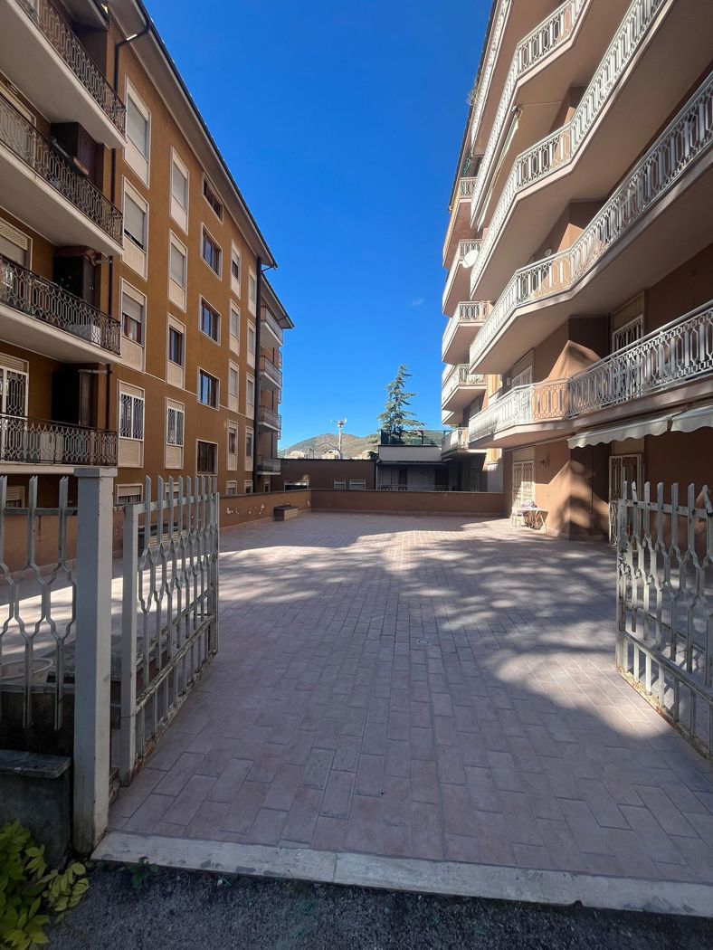 Quadrilocale con box a L'Aquila