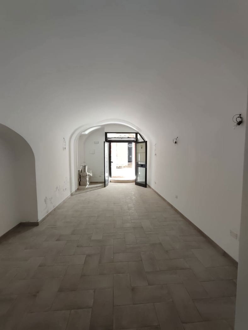 Locale commerciale in vendita a L'Aquila