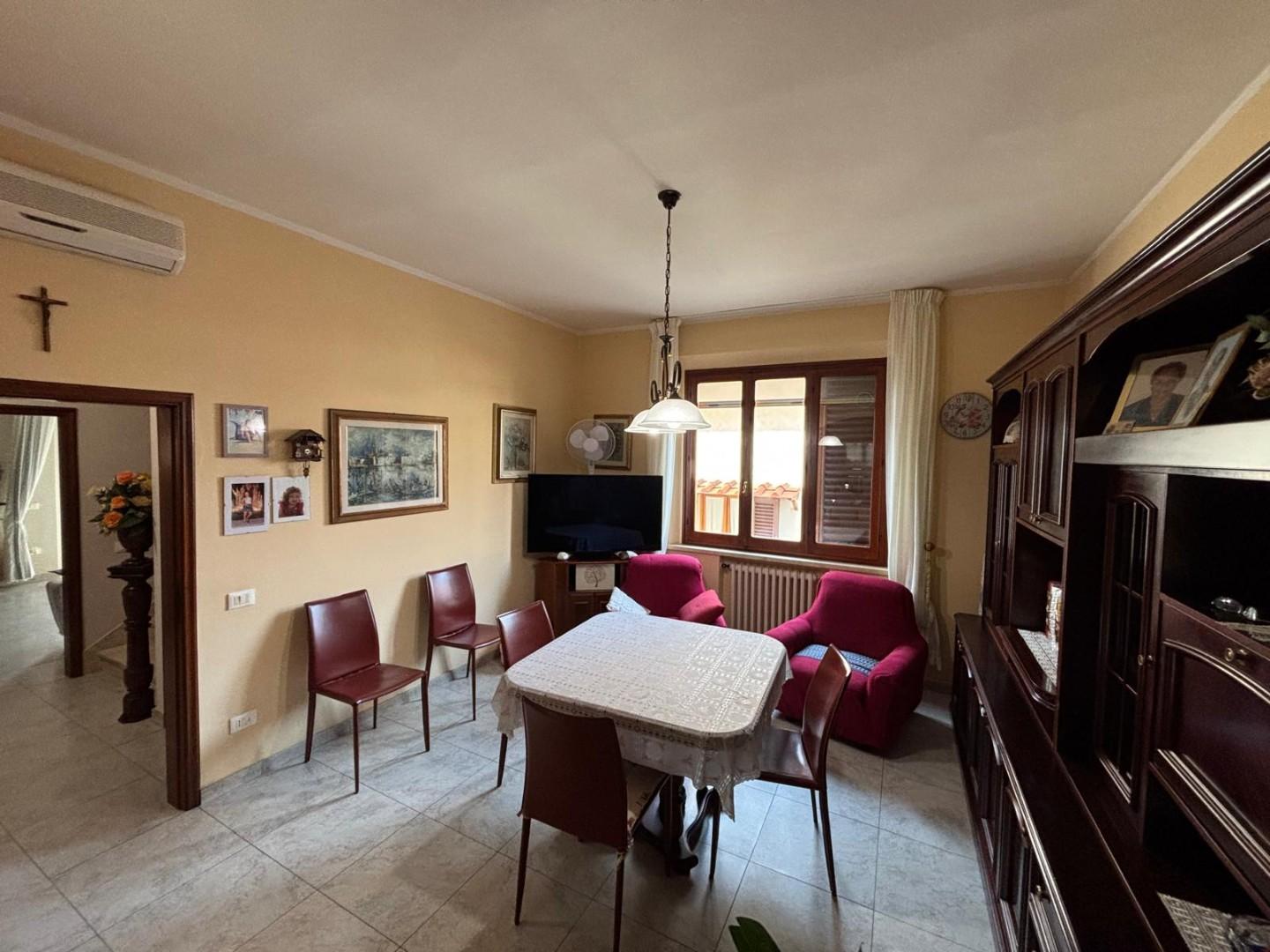 Casa indipendente con terrazzi, Empoli corniola