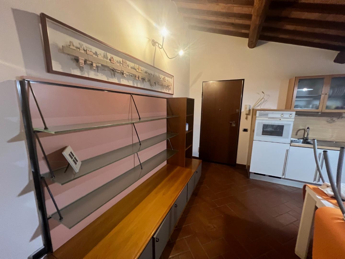 Bilocale arredato in affitto, Montaione mura