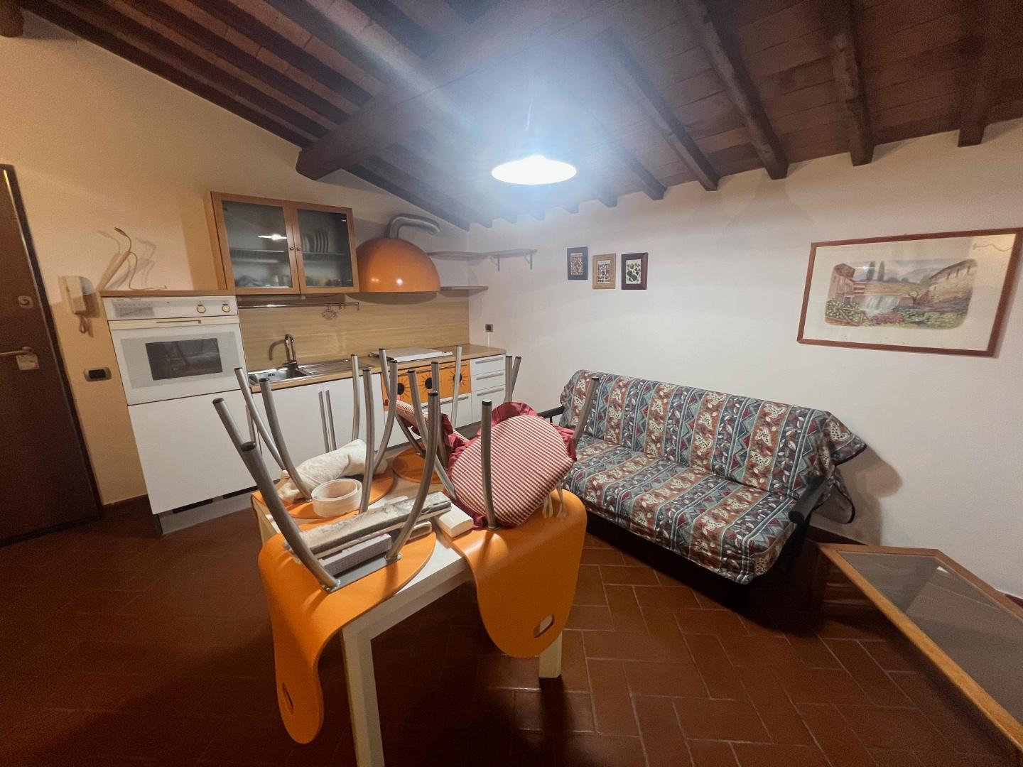 Bilocale arredato in affitto, Montaione mura