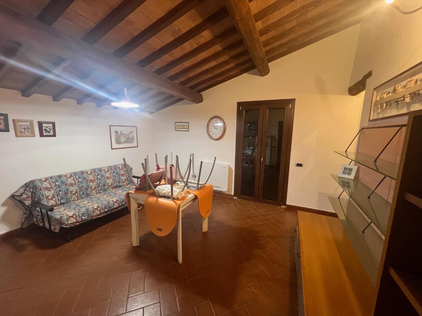 Bilocale arredato in affitto, Montaione mura