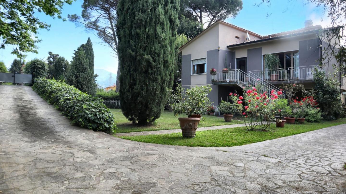 Villa con giardino, Lucca san pietro a vico