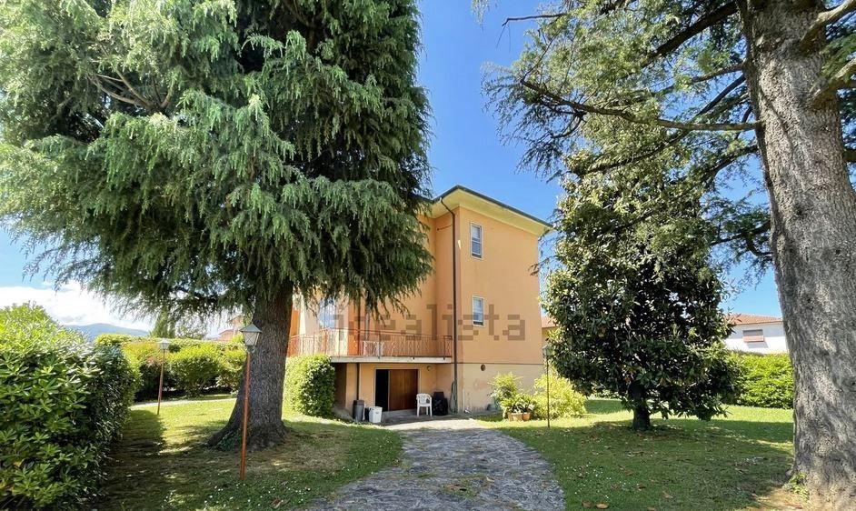 Villa Bifamiliare con giardino, Lucca arancio