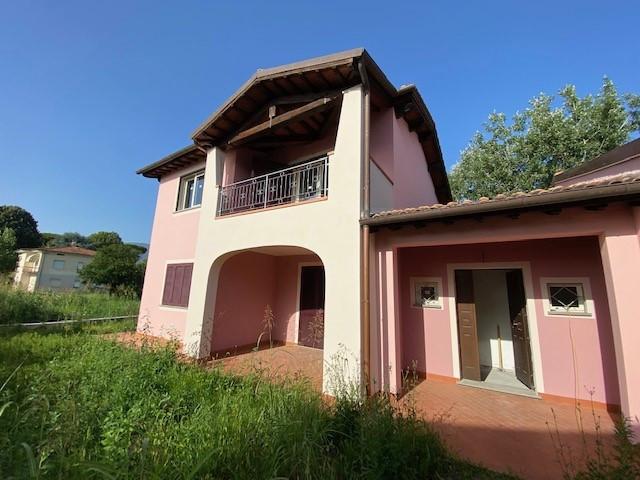 Villa Bifamiliare con giardino, Capannori lammari