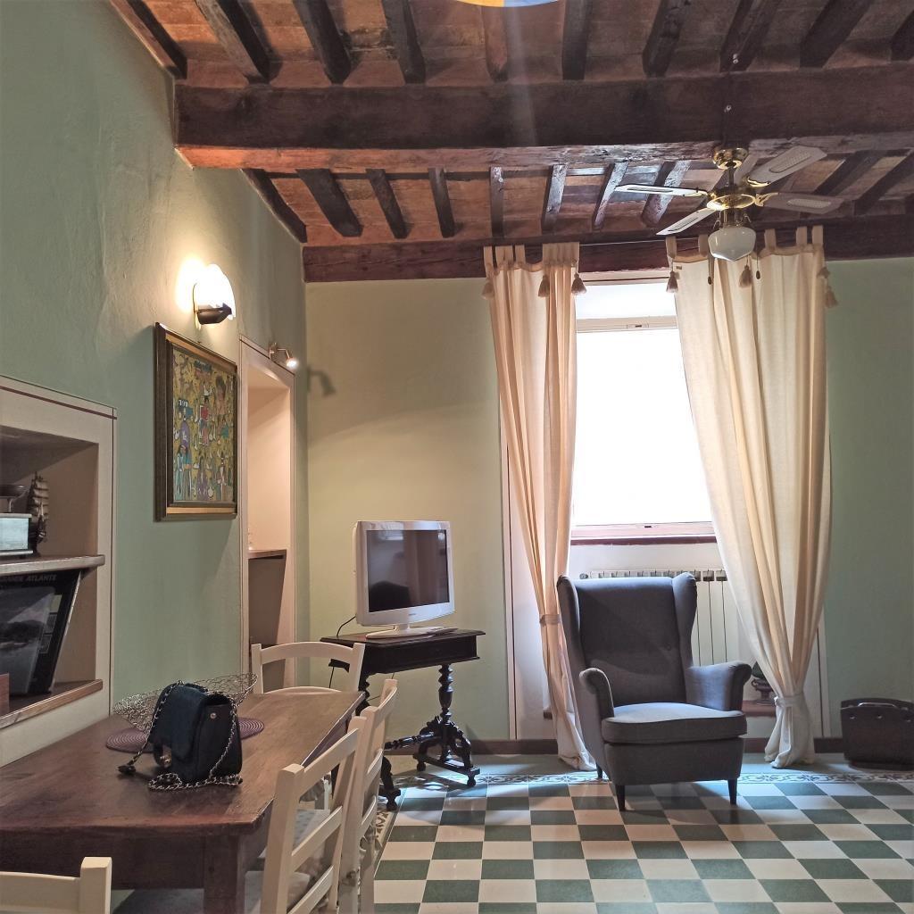 Trilocale arredato in affitto, Lucca centro storico