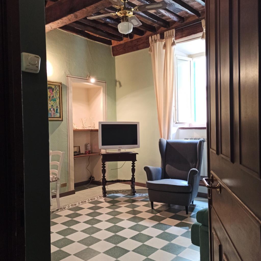 Trilocale arredato in affitto, Lucca centro storico