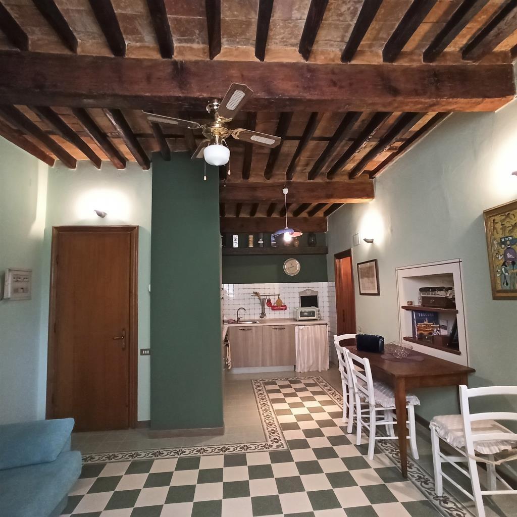 Trilocale arredato in affitto, Lucca centro storico