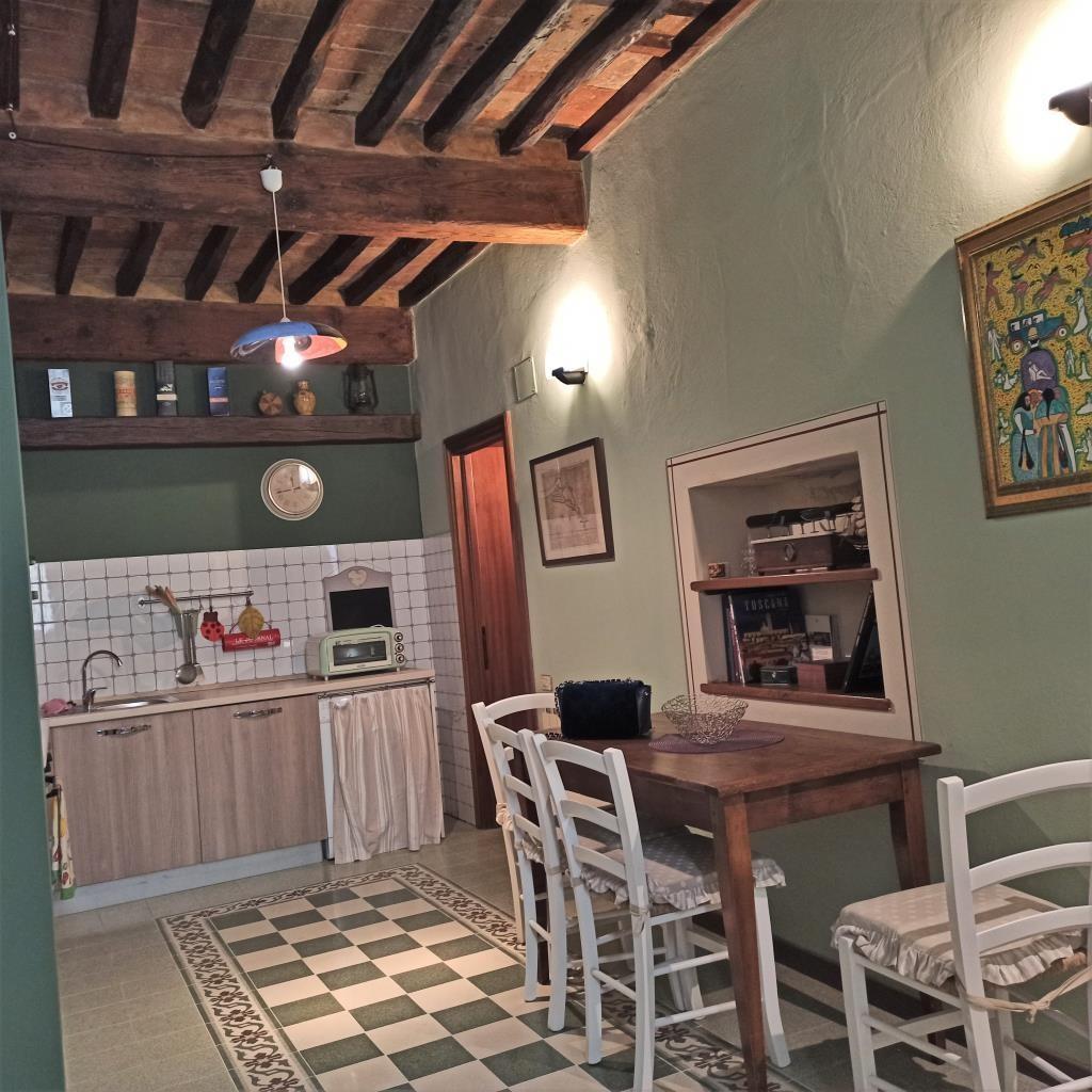 Trilocale arredato in affitto, Lucca centro storico