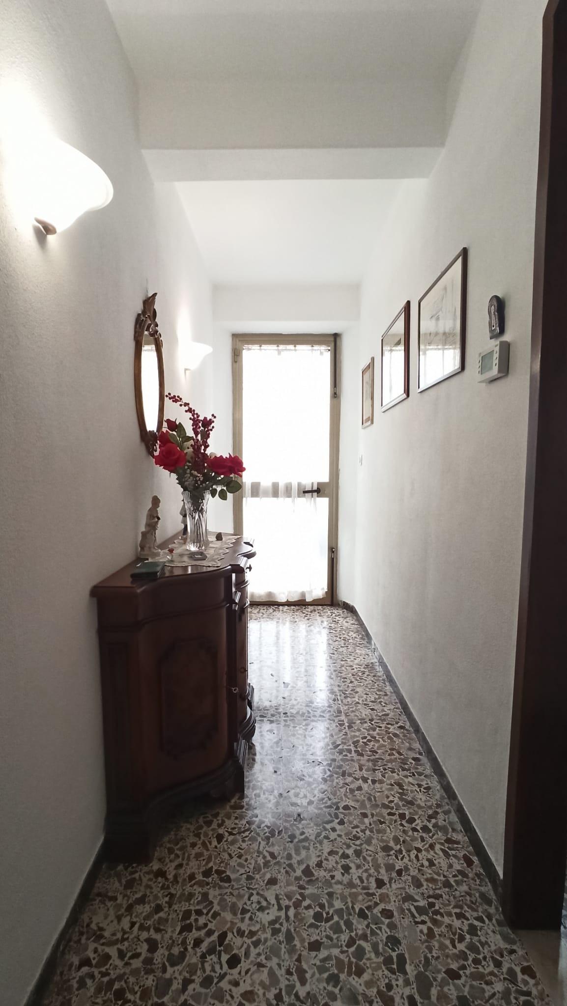 Casa indipendente con terrazzo, Lucca arancio