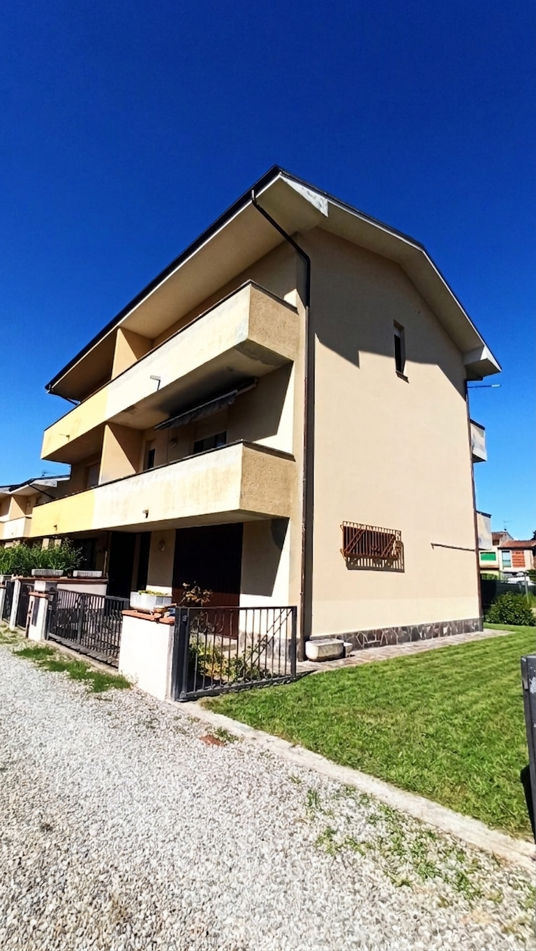 Villa Bifamiliare con giardino, Lucca nave