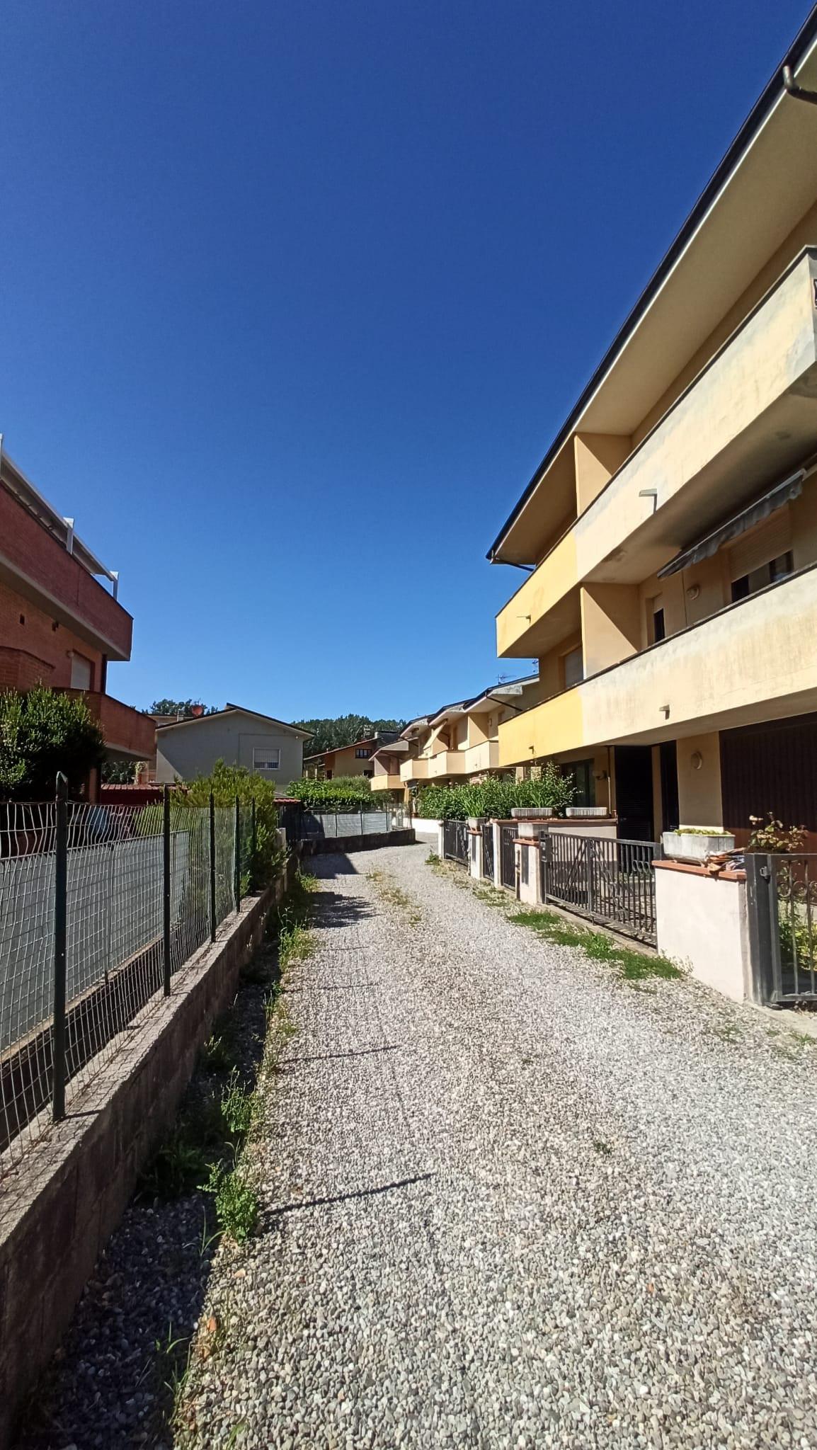 Villa Bifamiliare con giardino, Lucca nave