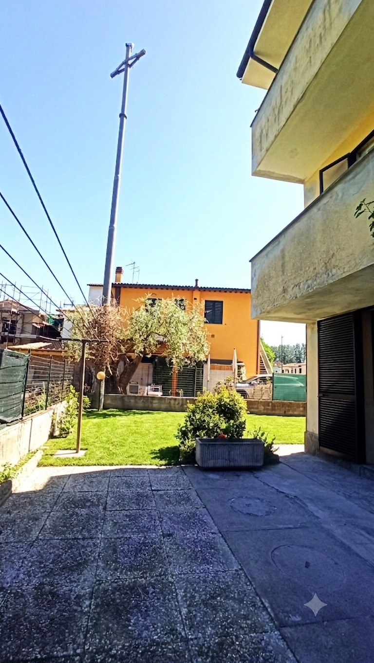 Villa Bifamiliare con giardino, Lucca nave