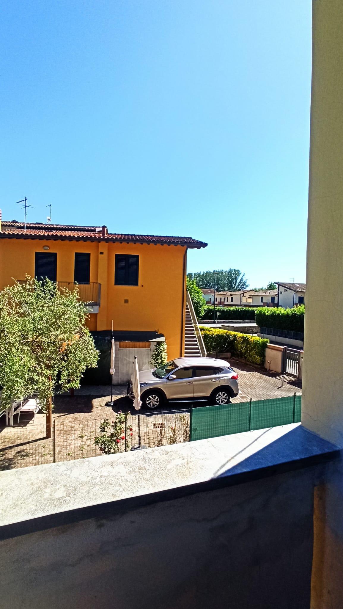 Villa Bifamiliare con giardino, Lucca nave