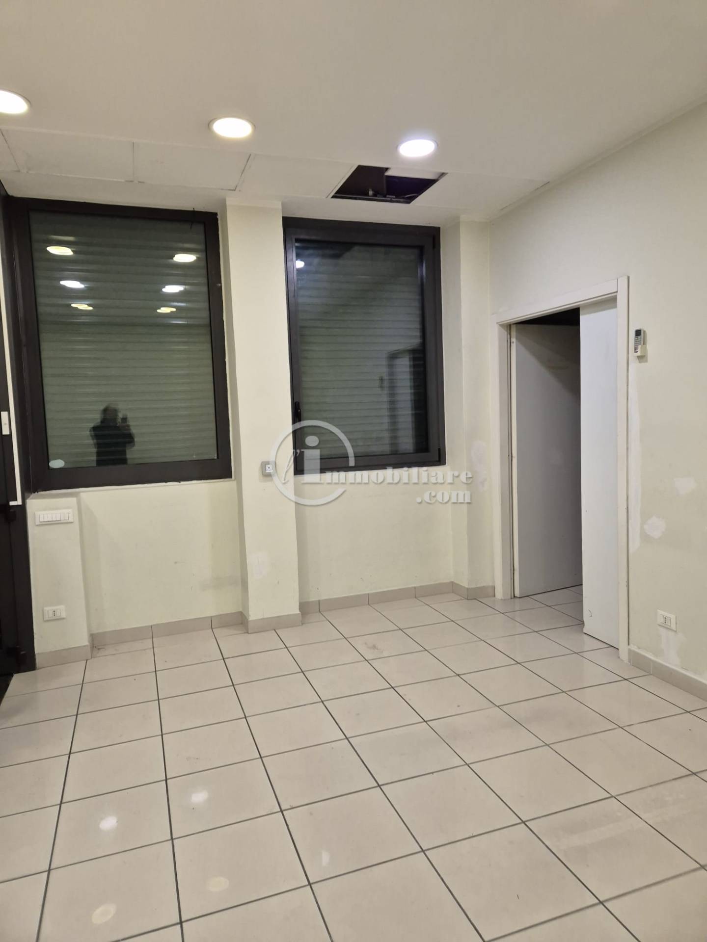 Negozio in vendita a Milano, Certosa