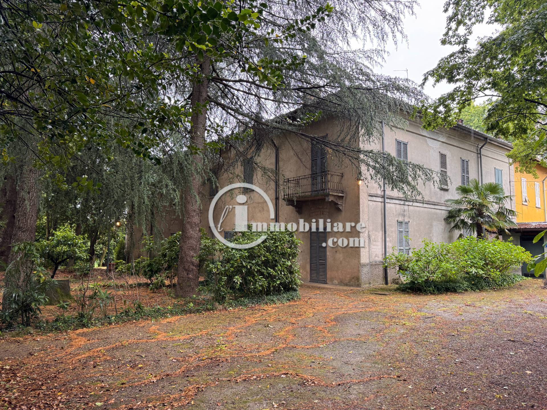 Palazzo/Stabile uso commerciale in vendita a Lomazzo