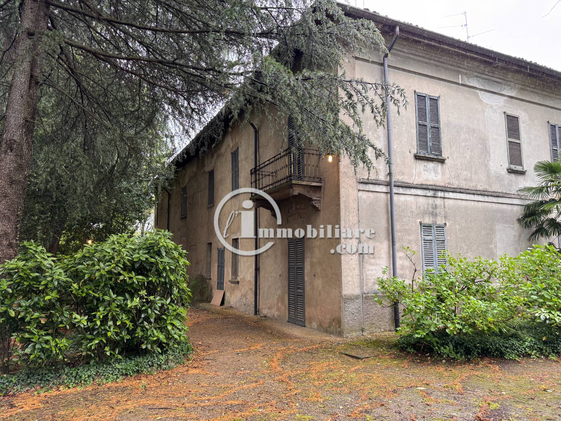 Palazzo/Stabile uso commerciale in vendita a Lomazzo