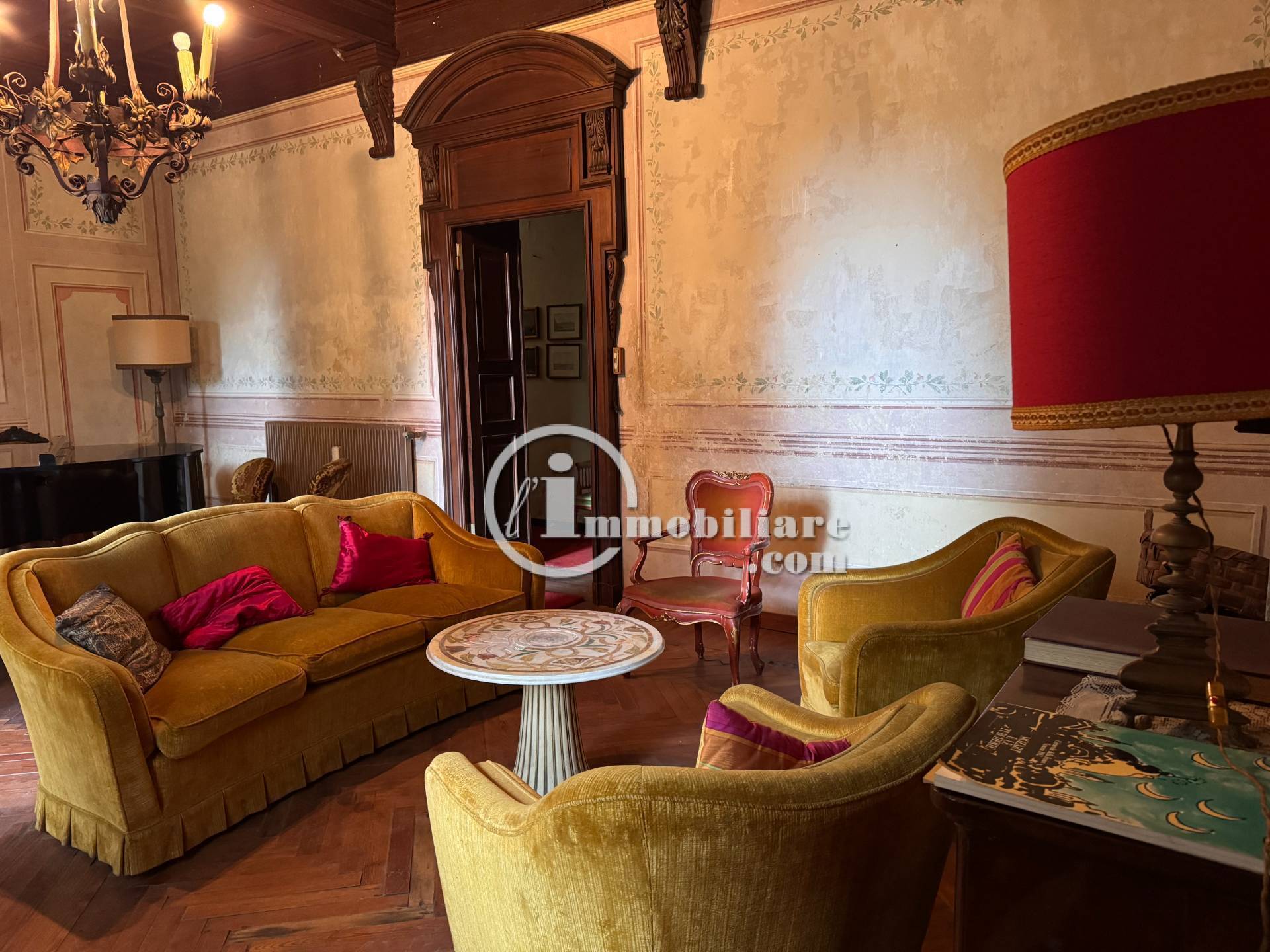 Palazzo/Stabile uso commerciale in vendita a Lomazzo