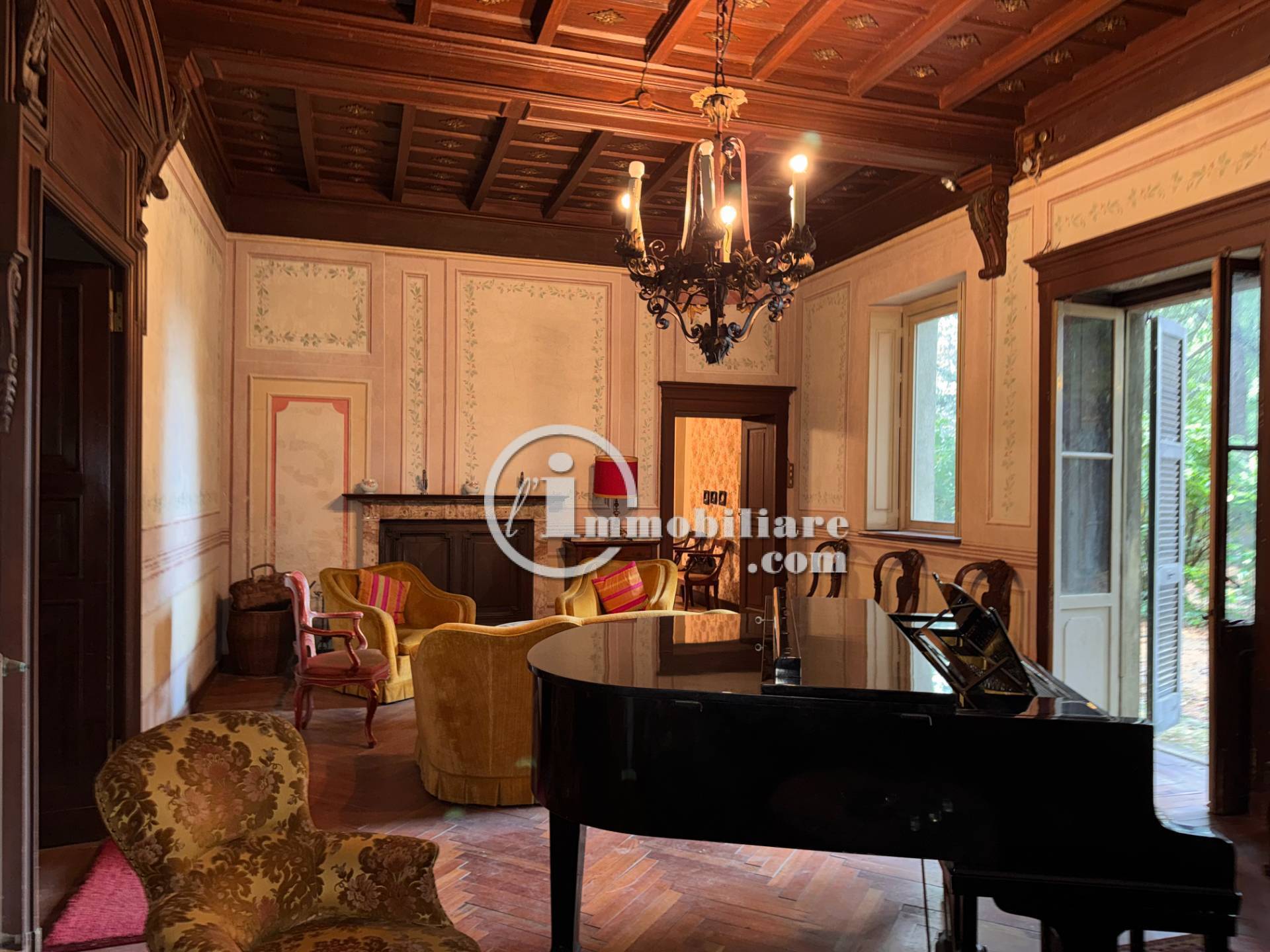 Palazzo/Stabile uso commerciale in vendita a Lomazzo