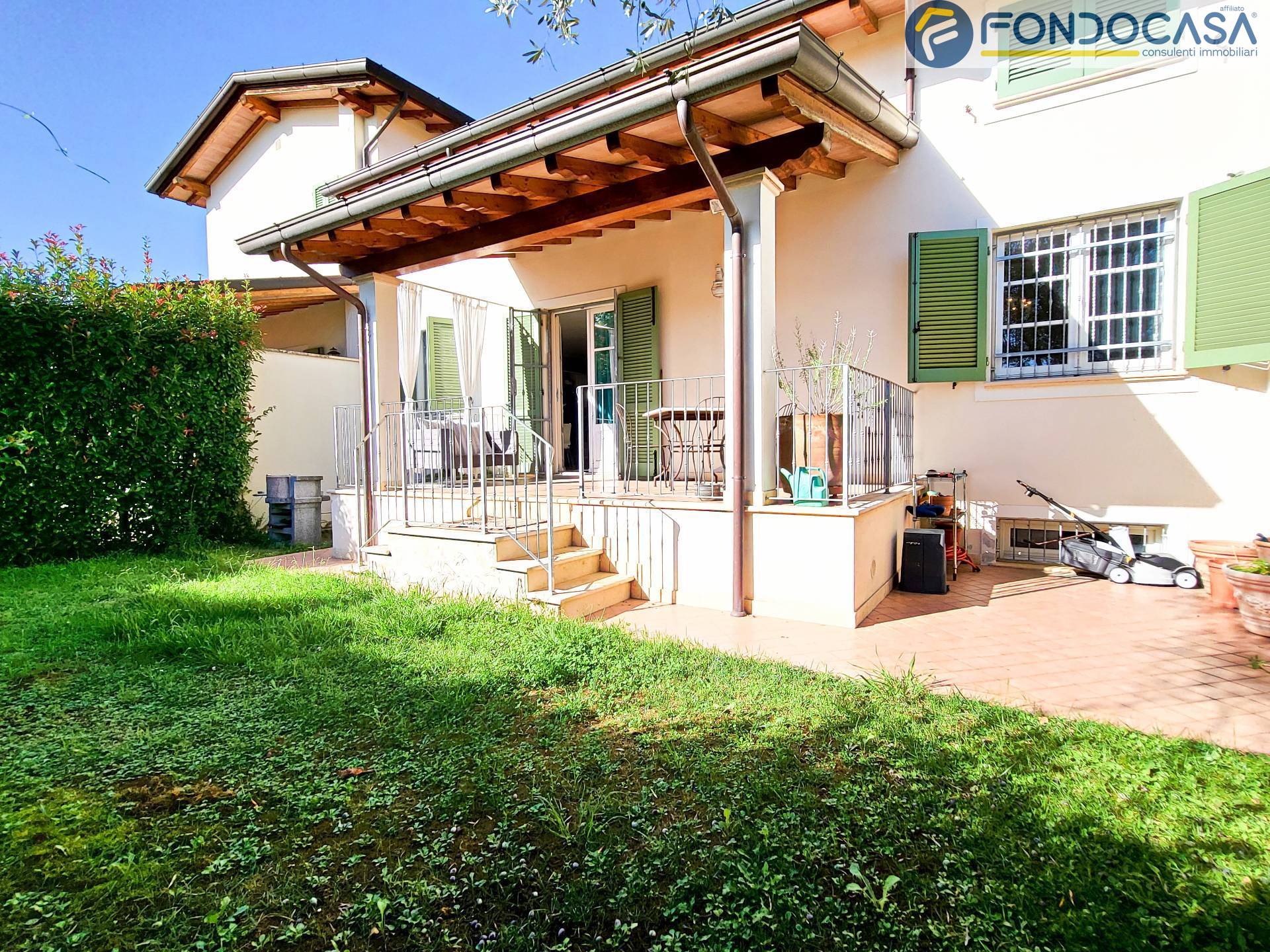 Villa trifamiliare in vendita a Pietrasanta