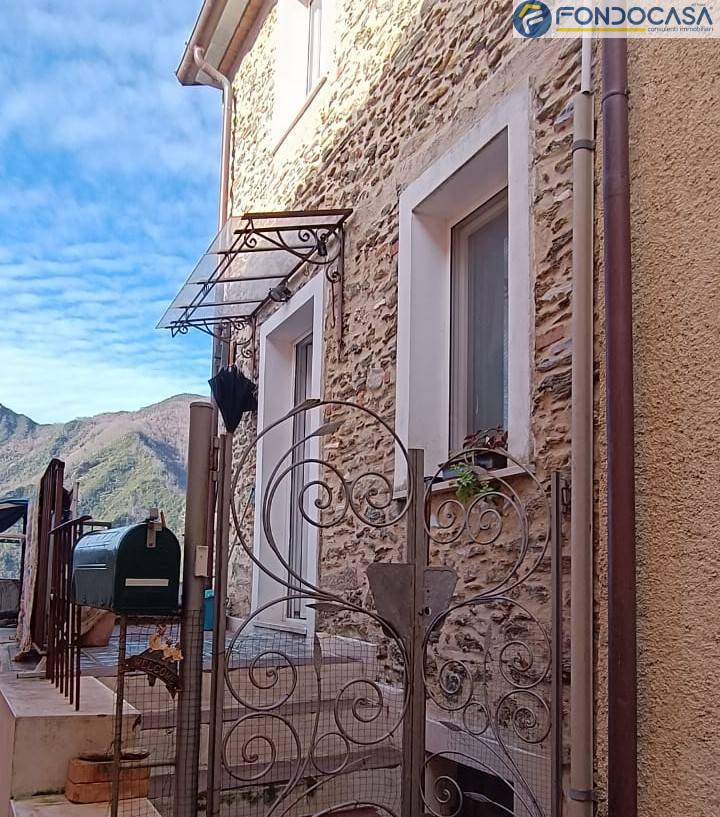 Casa semindipendente in vendita a Seravezza, Azzano