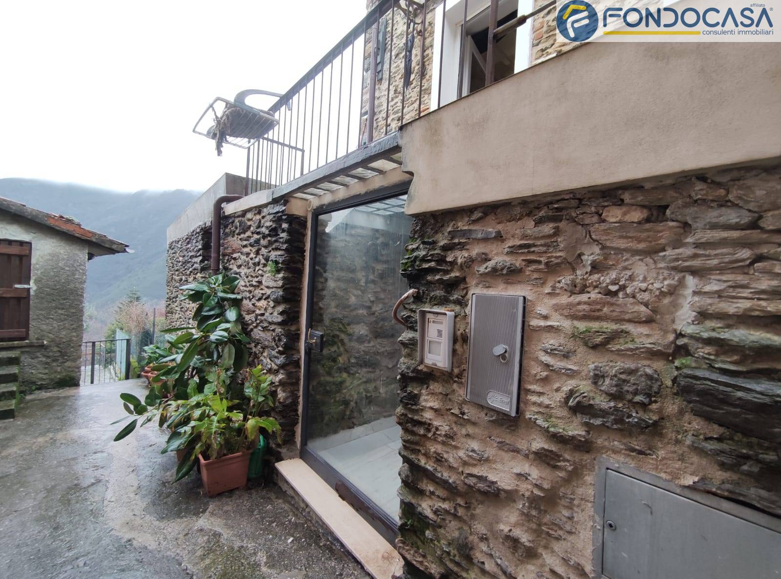 Casa semindipendente in vendita a Seravezza, Azzano