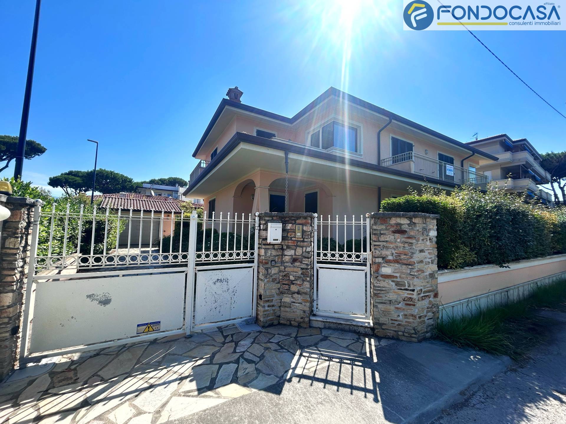 Villa in vendita a Camaiore, Lido di Camaiore