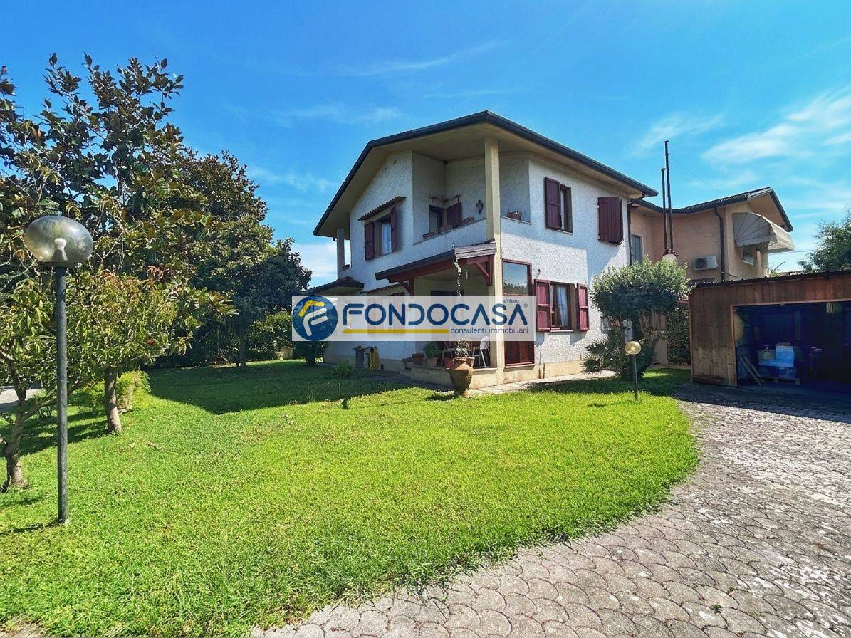 Casa semindipendente in vendita a Forte dei Marmi, Vittoria Apuana