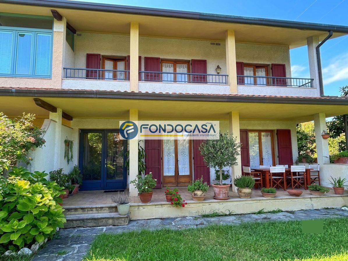 Casa semindipendente in vendita a Forte dei Marmi, Vittoria Apuana