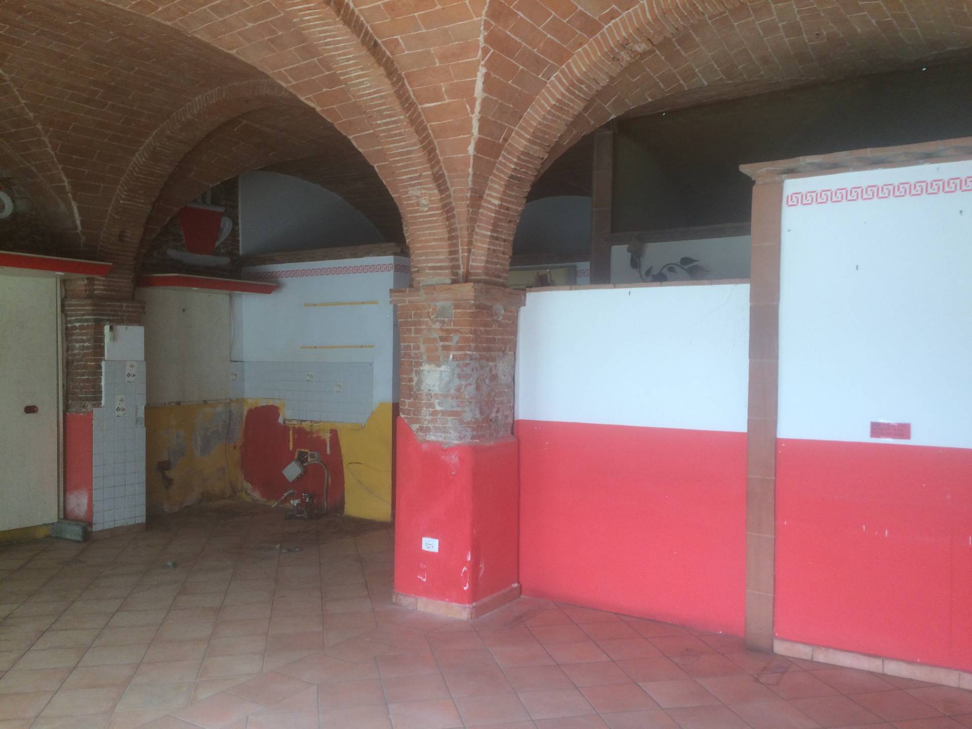 Fondo Commerciale in vendita a Pisa, Gagno