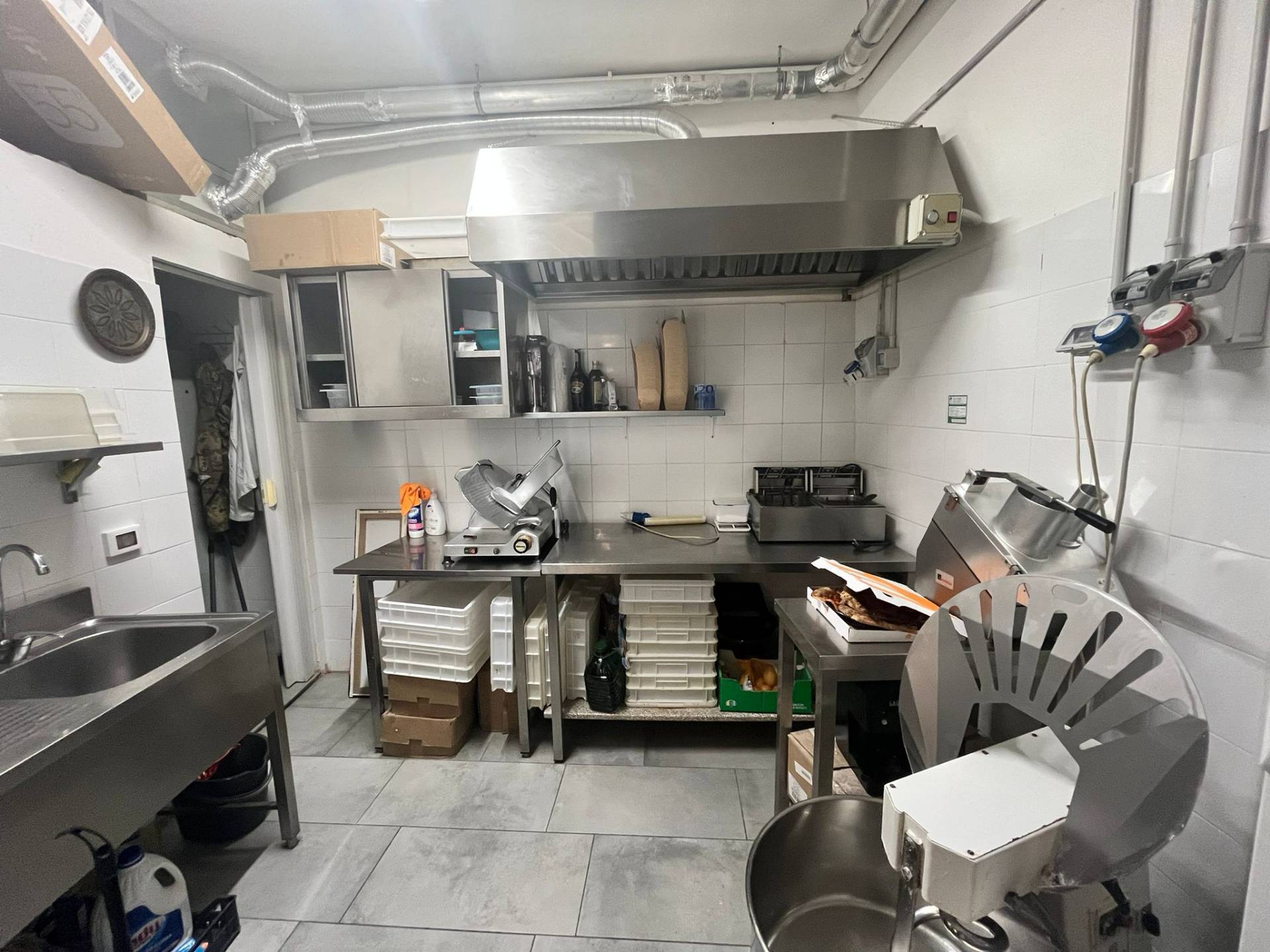 Fondo Commerciale in affitto a Pisa, San Francesco