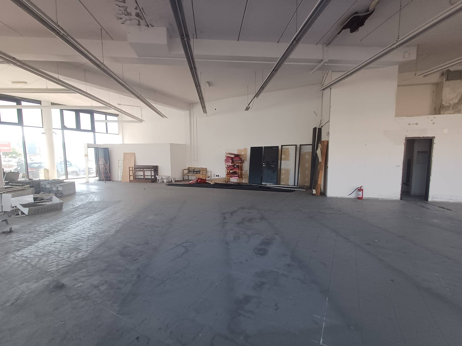 Fondo Commerciale in vendita a San Giuliano Terme, La Fontina