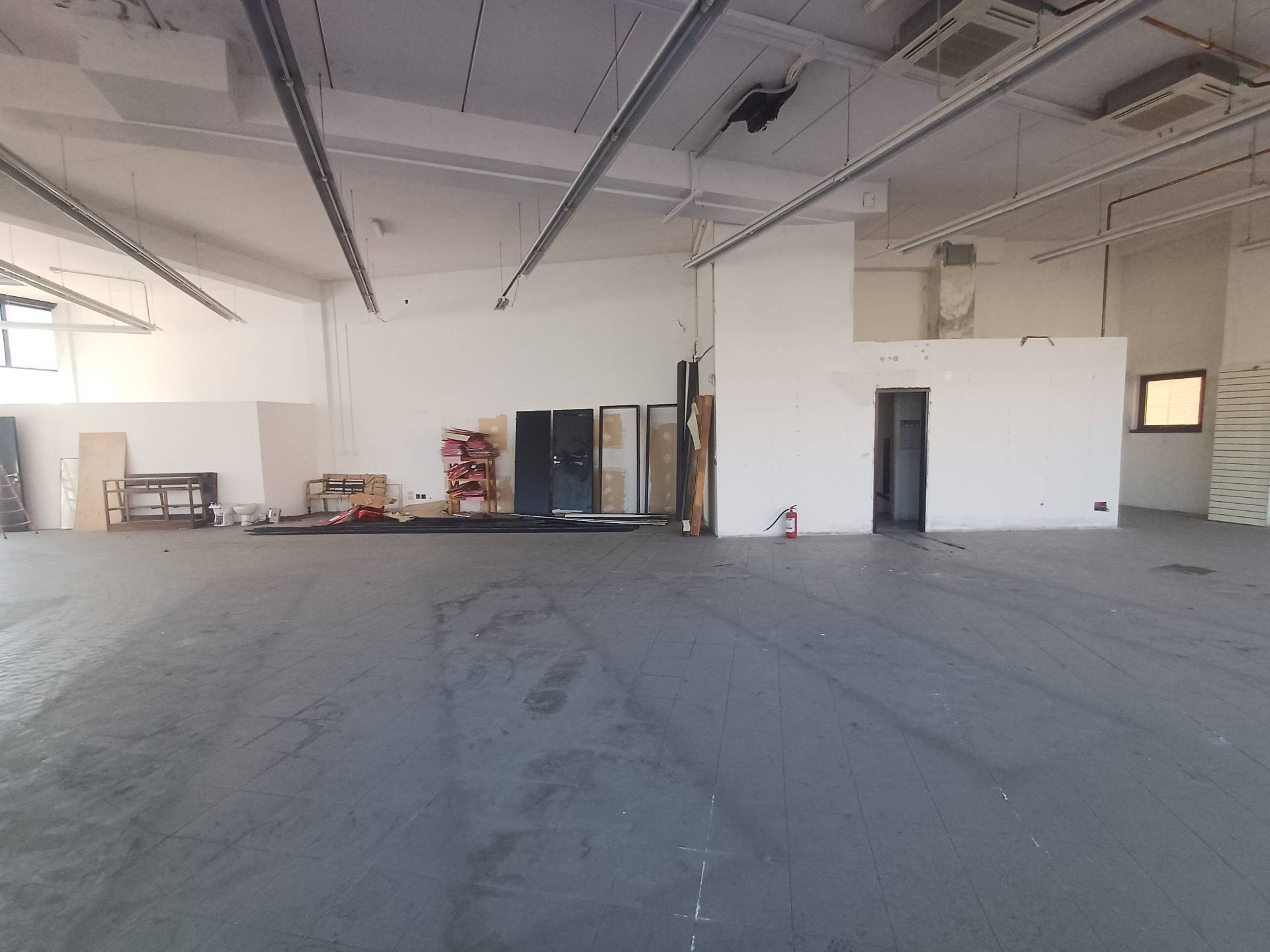 Fondo Commerciale in vendita a San Giuliano Terme, La Fontina