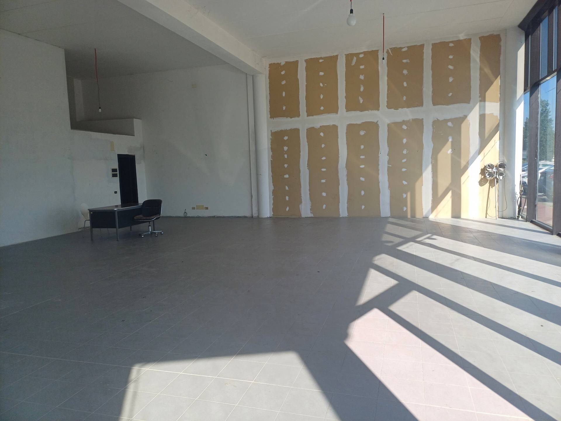 Fondo Commerciale in vendita a San Giuliano Terme, La Fontina