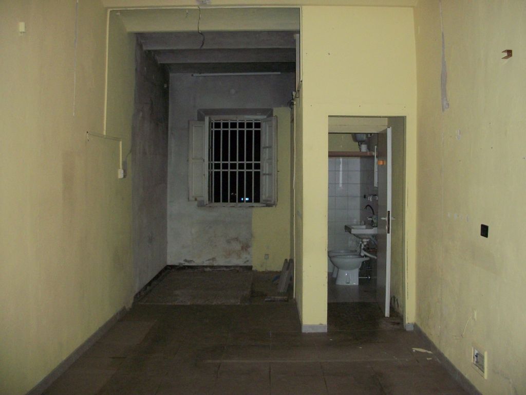 Fondo Commerciale in affitto a Cascina, Visignano