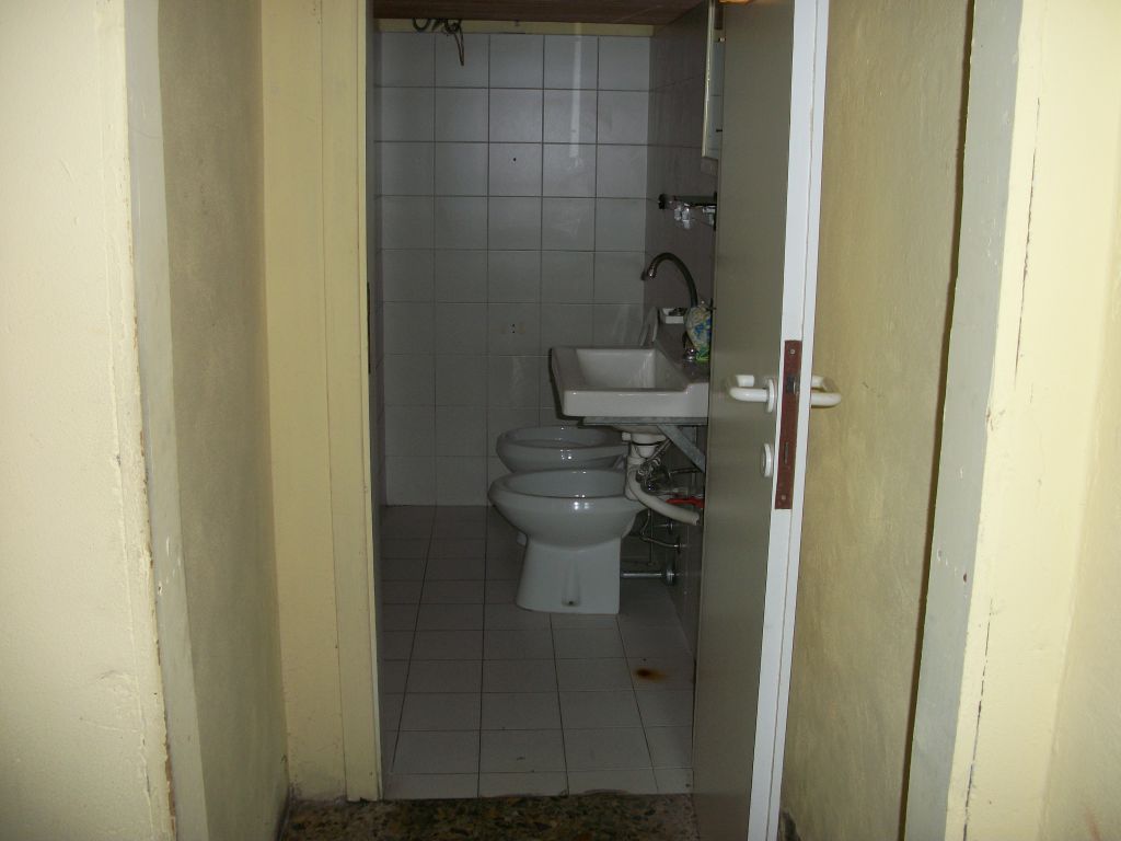 Fondo Commerciale in affitto a Cascina, Visignano