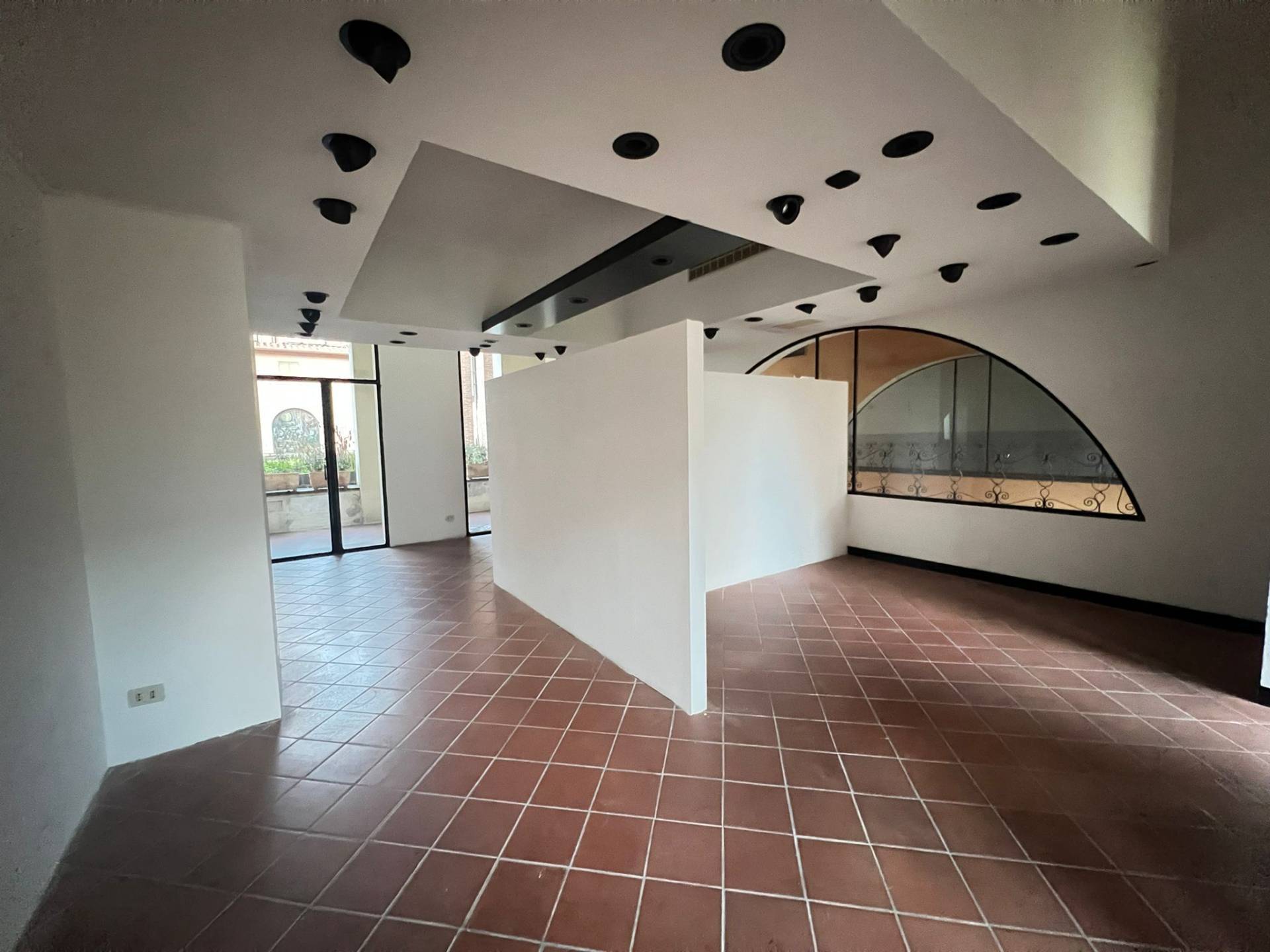 Fondo Commerciale in affitto a Pisa, San Martino