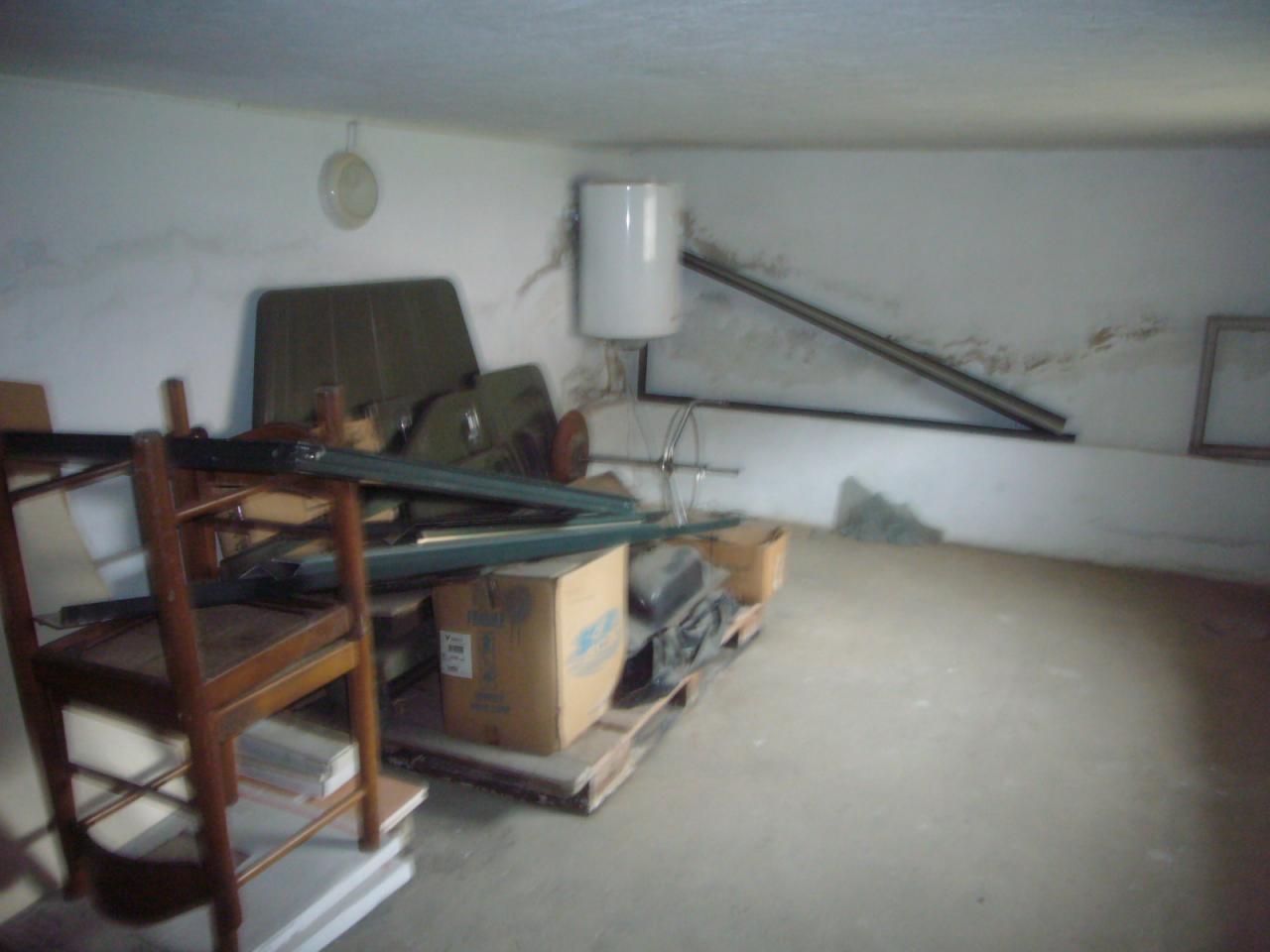 Fondo Commerciale in vendita a Pisa, San Giusto