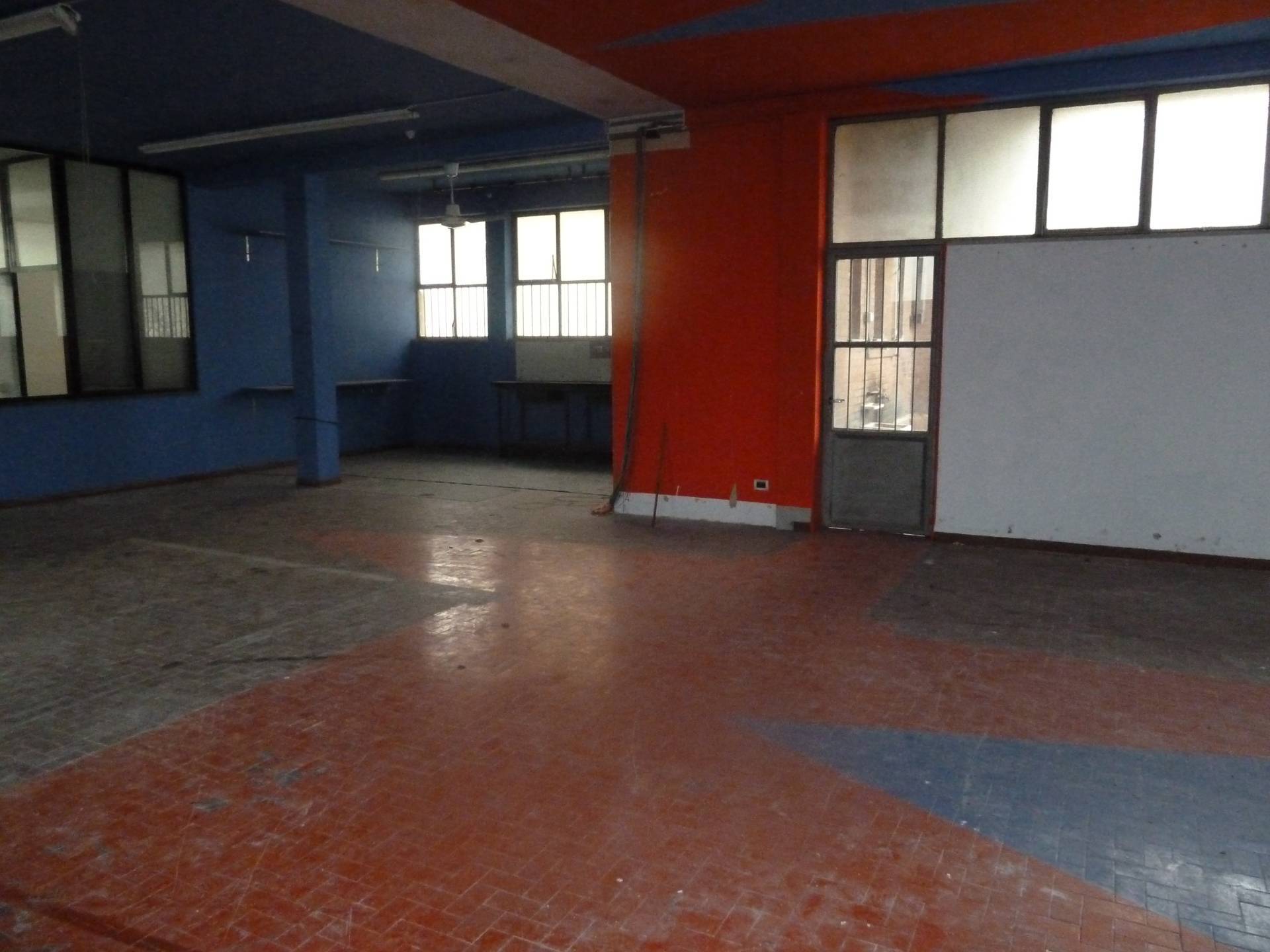 Fondo Commerciale in affitto a Cascina, Capoluogo