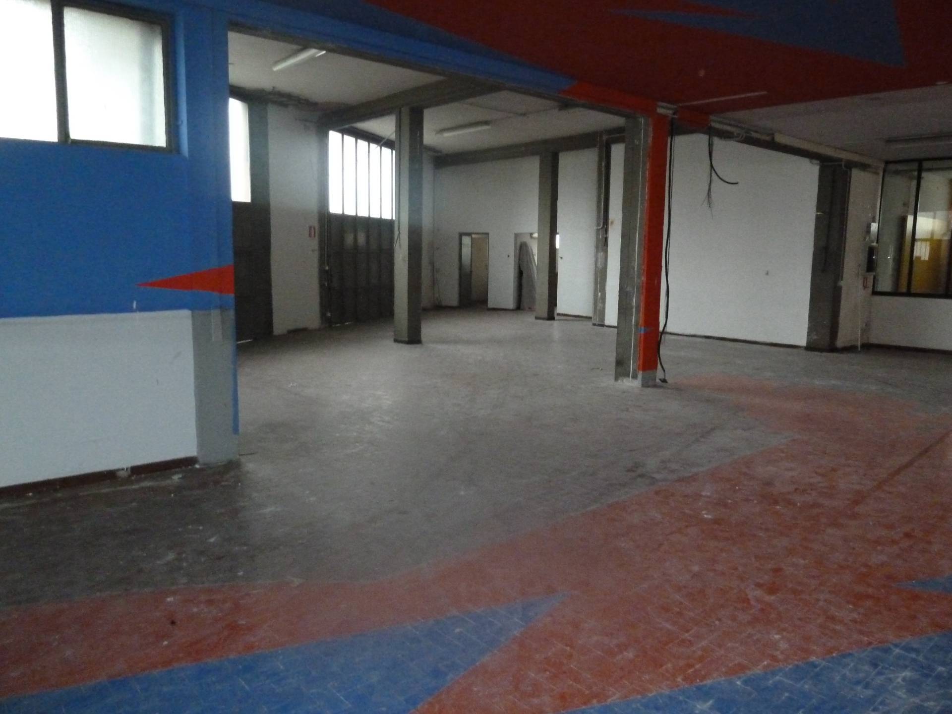 Fondo Commerciale in affitto a Cascina, Capoluogo