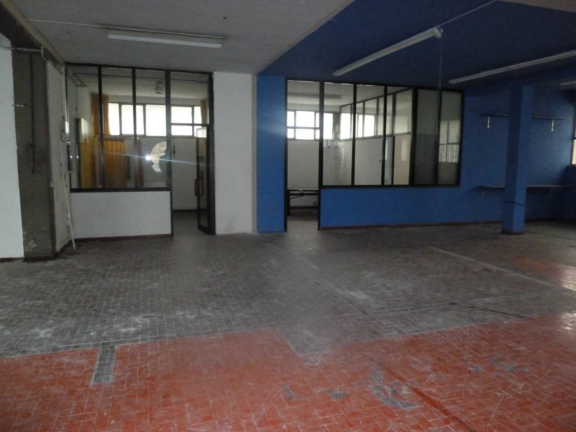 Fondo Commerciale in affitto a Cascina, Capoluogo